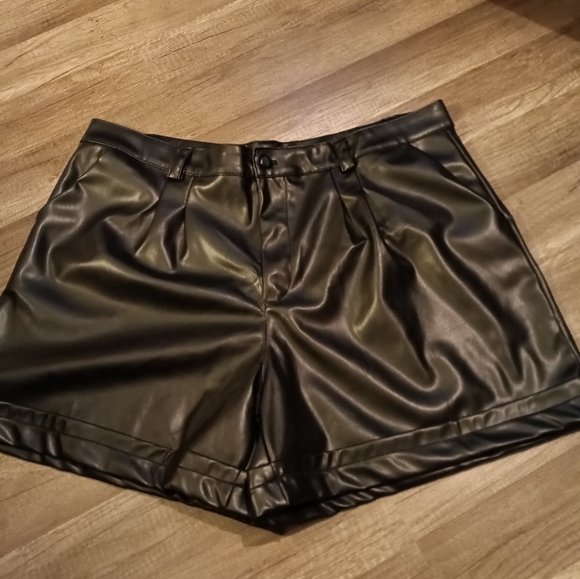 Shein Curve Pleated Faux Leather Button Up Shorts Size 4XL - Picture 2 of 5